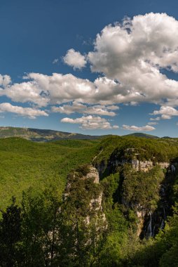 Borrello, Chieti, Abruzzo. Bölgesel Doğal Rezerv ve WWF OASIS Cascate del Verde. 2001 yılında kurulan ve yaklaşık 287 hektarlık bir alanı kapsayan koruma altındaki doğal bir alan..