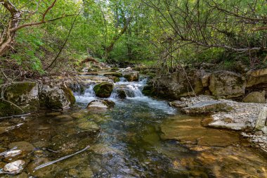 Rio Verde Nehri, Abruzzo ve Molise arasında yer alan Quarto 'dan doğar ve kısa bir yoldan sonra Sangro' ya katılır (400 metre)..