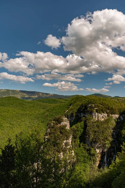 Borrello, Chieti, Abruzzo. Bölgesel Doğal Rezerv ve WWF OASIS Cascate del Verde. 2001 yılında kurulan ve yaklaşık 287 hektarlık bir alanı kapsayan koruma altındaki doğal bir alan..