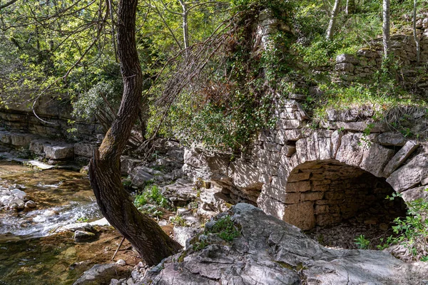 Rio Verde Nehri, Abruzzo ve Molise arasında yer alan Quarto 'dan doğar ve kısa bir yoldan sonra Sangro' ya katılır (400 metre)..