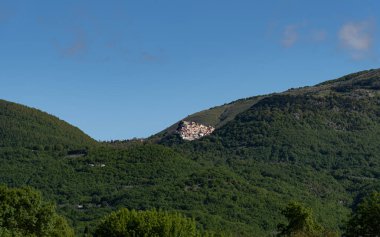 Isernia vilayetinde, Pentra kasabasından sadece birkaç kilometre uzakta deniz seviyesinden 900 metre yukarıda Truffle Festivali 'yle ünlü büyüleyici bir köy olan Miranda var..