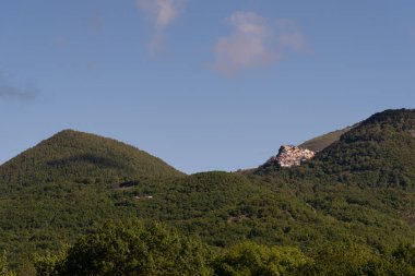 Isernia vilayetinde, Pentra kasabasından sadece birkaç kilometre uzakta deniz seviyesinden 900 metre yukarıda Truffle Festivali 'yle ünlü büyüleyici bir köy olan Miranda var..