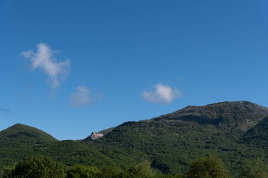 Isernia vilayetinde, Pentra kasabasından sadece birkaç kilometre uzakta deniz seviyesinden 900 metre yukarıda Truffle Festivali 'yle ünlü büyüleyici bir köy olan Miranda var..