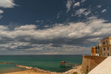 Antik Termoli köyünün eteklerinde, Trabucchi 'nin gezinti güvertesi, kıyıların çeşitli trabucchi veya 19. yüzyıla kadar uzanan balıkçılık makinelerine erişebileceğiniz bir kısmına doğru esiyor. İlk trabucco. 