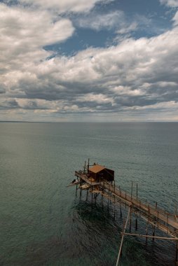 Antik Termoli köyünün eteklerinde, Trabucchi 'nin gezinti güvertesi, kıyıların çeşitli trabucchi veya 19. yüzyıla kadar uzanan balıkçılık makinelerine erişebileceğiniz bir kısmına doğru esiyor. İlk trabucco. 