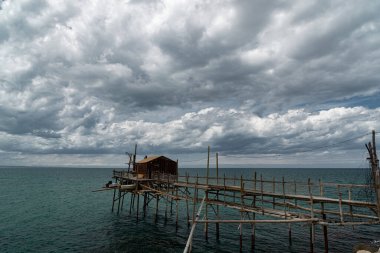 Antik Termoli köyünün eteklerinde, Trabucchi 'nin gezinti güvertesi, kıyıların çeşitli trabucchi veya 19. yüzyıla kadar uzanan balıkçılık makinelerine erişebileceğiniz bir kısmına doğru esiyor. İlk trabucco. 