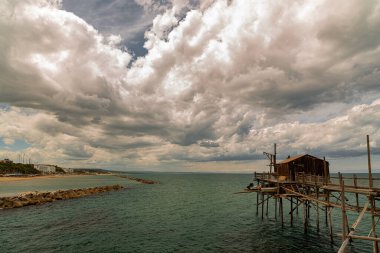 Antik Termoli köyünün eteklerinde, Trabucchi 'nin gezinti güvertesi, kıyıların çeşitli trabucchi veya 19. yüzyıla kadar uzanan balıkçılık makinelerine erişebileceğiniz bir kısmına doğru esiyor. İlk trabucco. 