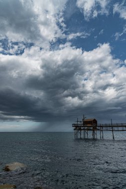 Antik Termoli köyünün eteklerinde, Trabucchi 'nin gezinti güvertesi, kıyıların çeşitli trabucchi veya 19. yüzyıla kadar uzanan balıkçılık makinelerine erişebileceğiniz bir kısmına doğru esiyor. İlk trabucco. 