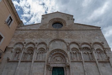 Şehrin koruyucu azizleri Basso ve Timoteo 'nun cesetlerinin korunduğu Apulian Romanesk tarzı katedral, mimari açıdan önemli bir önem taşıyor. Termolese bölgesinin en yüksek noktasında inşa edilmiştir ve boylamsal bir gelişime sahiptir.