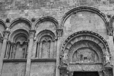 Şehrin koruyucu azizleri Basso ve Timoteo 'nun cesetlerinin korunduğu Apulian Romanesk tarzı katedral, mimari açıdan önemli bir önem taşıyor. Termolese bölgesinin en yüksek noktasında inşa edilmiştir ve boylamsal bir gelişime sahiptir.