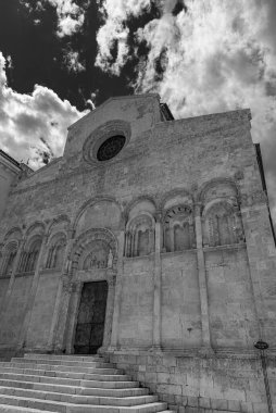 Şehrin koruyucu azizleri Basso ve Timoteo 'nun cesetlerinin korunduğu Apulian Romanesk tarzı katedral, mimari açıdan önemli bir önem taşıyor. Termolese bölgesinin en yüksek noktasında inşa edilmiştir ve boylamsal bir gelişime sahiptir.