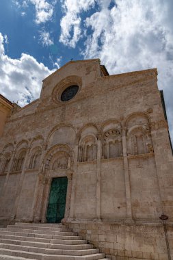 Şehrin koruyucu azizleri Basso ve Timoteo 'nun cesetlerinin korunduğu Apulian Romanesk tarzı katedral, mimari açıdan önemli bir önem taşıyor. Termolese bölgesinin en yüksek noktasında inşa edilmiştir ve boylamsal bir gelişime sahiptir.