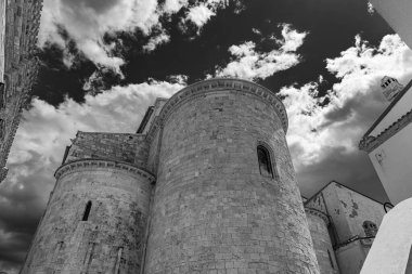Şehrin koruyucu azizleri Basso ve Timoteo 'nun cesetlerinin korunduğu Apulian Romanesk tarzı katedral, mimari açıdan önemli bir önem taşıyor. Termolese bölgesinin en yüksek noktasında inşa edilmiştir ve boylamsal bir gelişime sahiptir.