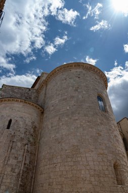 Şehrin koruyucu azizleri Basso ve Timoteo 'nun cesetlerinin korunduğu Apulian Romanesk tarzı katedral, mimari açıdan önemli bir önem taşıyor. Termolese bölgesinin en yüksek noktasında inşa edilmiştir ve boylamsal bir gelişime sahiptir.