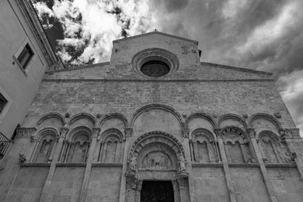 Ιδιαίτερο Αρχιτεκτονικό Ενδιαφέρον Παρουσιάζει Απουλικός Ρωμανικός Καθεδρικός Ναός Όπου Σώζονται — Φωτογραφία Αρχείου