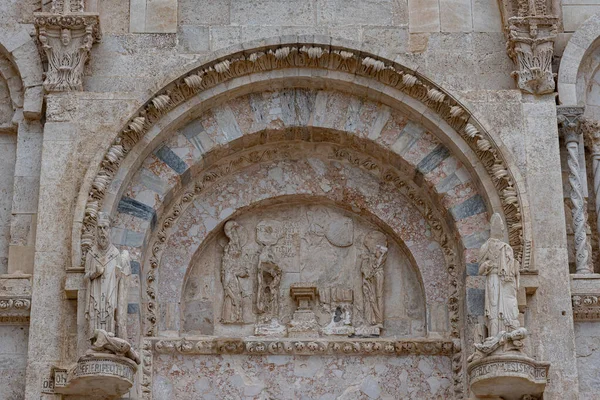 건축적으로 관심을 로마네스크 양식의 대성당으로 도시의 후원자인 바소와 티모테 보존되어 — 스톡 사진