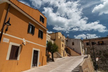Termoli. Eski kasabadan bir kesit. Termoli, İtalya 'nın Molise eyaletinde Campobasso eyaletinde yer alan bir şehirdir. Termoli, Adriyatik kıyısında yer almaktadır. Molise 'deki tek liman, balıkçılık, turizm ve sanayi merkezidir. Sende kalsın.