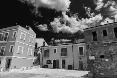 Termoli. Eski kasabadan bir kesit. Termoli, İtalya 'nın Molise eyaletinde Campobasso eyaletinde yer alan bir şehirdir. Termoli, Adriyatik kıyısında yer almaktadır. Molise 'deki tek liman, balıkçılık, turizm ve sanayi merkezidir. Sende kalsın.
