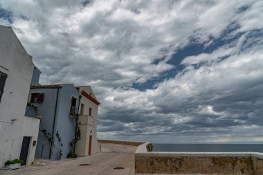 Termoli. Eski kasabadan bir kesit. Termoli, İtalya 'nın Molise eyaletinde Campobasso eyaletinde yer alan bir şehirdir. Termoli, Adriyatik kıyısında yer almaktadır. Molise 'deki tek liman, balıkçılık, turizm ve sanayi merkezidir. Sende kalsın.