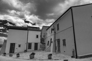 Termoli. Eski kasabadan bir kesit. Termoli, İtalya 'nın Molise eyaletinde Campobasso eyaletinde yer alan bir şehirdir. Termoli, Adriyatik kıyısında yer almaktadır. Molise 'deki tek liman, balıkçılık, turizm ve sanayi merkezidir. Sende kalsın.