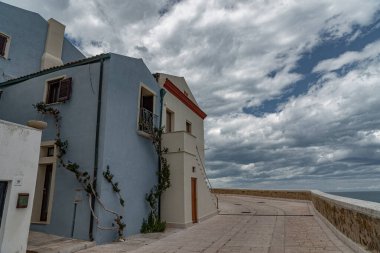 Termoli. Eski kasabadan bir kesit. Termoli, İtalya 'nın Molise eyaletinde Campobasso eyaletinde yer alan bir şehirdir. Termoli, Adriyatik kıyısında yer almaktadır. Molise 'deki tek liman, balıkçılık, turizm ve sanayi merkezidir. Sende kalsın.