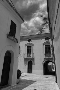 Termoli. Eski kasabadan bir kesit. Termoli, İtalya 'nın Molise eyaletinde Campobasso eyaletinde yer alan bir şehirdir. Termoli, Adriyatik kıyısında yer almaktadır. Molise 'deki tek liman, balıkçılık, turizm ve sanayi merkezidir. Sende kalsın.