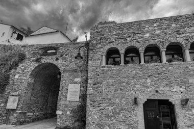 Termoli. Eski kasabadan bir kesit. Termoli, İtalya 'nın Molise eyaletinde Campobasso eyaletinde yer alan bir şehirdir. Termoli, Adriyatik kıyısında yer almaktadır. Molise 'deki tek liman, balıkçılık, turizm ve sanayi merkezidir. Sende kalsın.