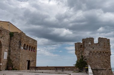 Termoli. Eski kasabadan bir kesit. Termoli, İtalya 'nın Molise eyaletinde Campobasso eyaletinde yer alan bir şehirdir. Termoli, Adriyatik kıyısında yer almaktadır. Molise 'deki tek liman, balıkçılık, turizm ve sanayi merkezidir. Sende kalsın.