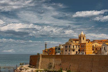 Termoli. Eski kasabadan bir kesit. Termoli, İtalya 'nın Molise eyaletinde Campobasso eyaletinde yer alan bir şehirdir. Termoli, Adriyatik kıyısında yer almaktadır. Molise 'deki tek liman, balıkçılık, turizm ve sanayi merkezidir. Sende kalsın.
