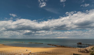 Termoli. Harika bir sahil manzarası. Termoli, İtalya 'nın Molise eyaletinde Campobasso eyaletinde yer alan bir şehirdir. Termoli, Adriyatik kıyısında yer almaktadır. Molise 'deki tek liman, balıkçılık, turizm ve sanayi merkezidir. Tut şunu.