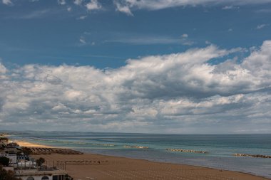 Termoli. Harika bir sahil manzarası. Termoli, İtalya 'nın Molise eyaletinde Campobasso eyaletinde yer alan bir şehirdir. Termoli, Adriyatik kıyısında yer almaktadır. Molise 'deki tek liman, balıkçılık, turizm ve sanayi merkezidir. Tut şunu.