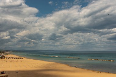 Termoli. Harika bir sahil manzarası. Termoli, İtalya 'nın Molise eyaletinde Campobasso eyaletinde yer alan bir şehirdir. Termoli, Adriyatik kıyısında yer almaktadır. Molise 'deki tek liman, balıkçılık, turizm ve sanayi merkezidir. Tut şunu.