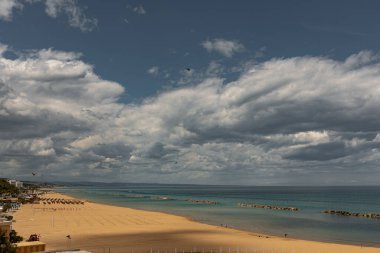 Termoli. Harika bir sahil manzarası. Termoli, İtalya 'nın Molise eyaletinde Campobasso eyaletinde yer alan bir şehirdir. Termoli, Adriyatik kıyısında yer almaktadır. Molise 'deki tek liman, balıkçılık, turizm ve sanayi merkezidir. Tut şunu.