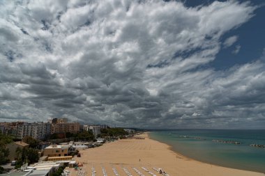 Termoli. Harika bir sahil manzarası. Termoli, İtalya 'nın Molise eyaletinde Campobasso eyaletinde yer alan bir şehirdir. Termoli, Adriyatik kıyısında yer almaktadır. Molise 'deki tek liman, balıkçılık, turizm ve sanayi merkezidir. Tut şunu.