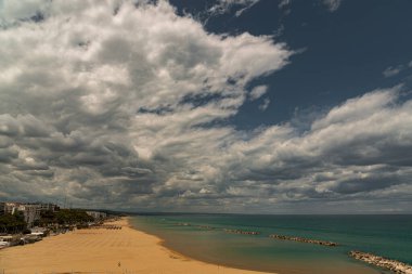 Termoli. Harika bir sahil manzarası. Termoli, İtalya 'nın Molise eyaletinde Campobasso eyaletinde yer alan bir şehirdir. Termoli, Adriyatik kıyısında yer almaktadır. Molise 'deki tek liman, balıkçılık, turizm ve sanayi merkezidir. Tut şunu.
