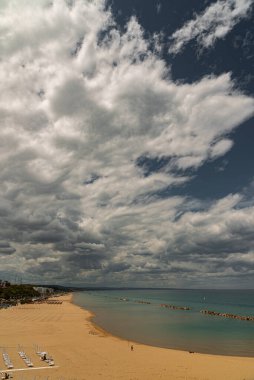Termoli. Harika bir sahil manzarası. Termoli, İtalya 'nın Molise eyaletinde Campobasso eyaletinde yer alan bir şehirdir. Termoli, Adriyatik kıyısında yer almaktadır. Molise 'deki tek liman, balıkçılık, turizm ve sanayi merkezidir. Tut şunu.
