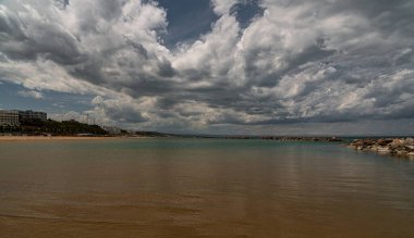 Termoli. Harika bir sahil manzarası. Termoli, İtalya 'nın Molise eyaletinde Campobasso eyaletinde yer alan bir şehirdir. Termoli, Adriyatik kıyısında yer almaktadır. Molise 'deki tek liman, balıkçılık, turizm ve sanayi merkezidir. Tut şunu.