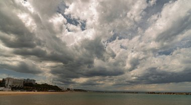 Termoli. Harika bir sahil manzarası. Termoli, İtalya 'nın Molise eyaletinde Campobasso eyaletinde yer alan bir şehirdir. Termoli, Adriyatik kıyısında yer almaktadır. Molise 'deki tek liman, balıkçılık, turizm ve sanayi merkezidir. Tut şunu.
