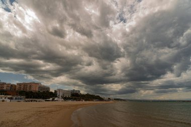 Termoli. Harika bir sahil manzarası. Termoli, İtalya 'nın Molise eyaletinde Campobasso eyaletinde yer alan bir şehirdir. Termoli, Adriyatik kıyısında yer almaktadır. Molise 'deki tek liman, balıkçılık, turizm ve sanayi merkezidir. Tut şunu.