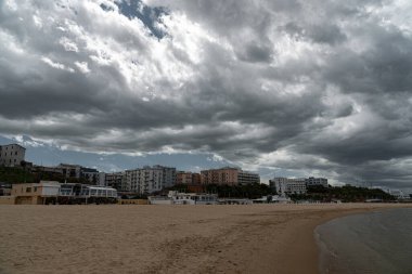 Termoli. Harika bir sahil manzarası. Termoli, İtalya 'nın Molise eyaletinde Campobasso eyaletinde yer alan bir şehirdir. Termoli, Adriyatik kıyısında yer almaktadır. Molise 'deki tek liman, balıkçılık, turizm ve sanayi merkezidir. Tut şunu.