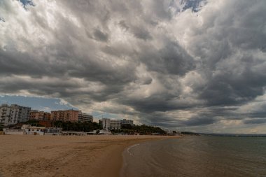 Termoli. Harika bir sahil manzarası. Termoli, İtalya 'nın Molise eyaletinde Campobasso eyaletinde yer alan bir şehirdir. Termoli, Adriyatik kıyısında yer almaktadır. Molise 'deki tek liman, balıkçılık, turizm ve sanayi merkezidir. Tut şunu.