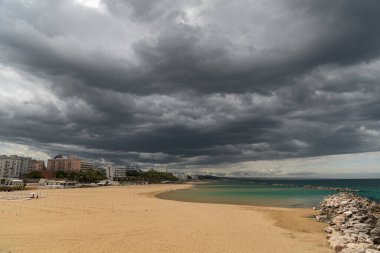 Termoli. Harika bir sahil manzarası. Termoli, İtalya 'nın Molise eyaletinde Campobasso eyaletinde yer alan bir şehirdir. Termoli, Adriyatik kıyısında yer almaktadır. Molise 'deki tek liman, balıkçılık, turizm ve sanayi merkezidir. Tut şunu.