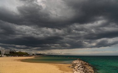 Termoli. Harika bir sahil manzarası. Termoli, İtalya 'nın Molise eyaletinde Campobasso eyaletinde yer alan bir şehirdir. Termoli, Adriyatik kıyısında yer almaktadır. Molise 'deki tek liman, balıkçılık, turizm ve sanayi merkezidir. Tut şunu.