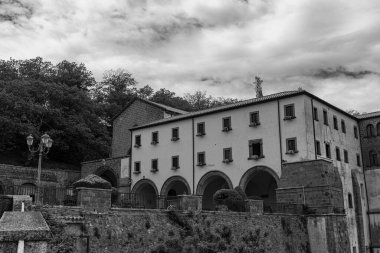 Roccamonfina, Campania 'da. Madonna dei Lattani 'nin mabedi. Monte dei Lattani 'de, deniz seviyesinden 850 metre yüksekte, Roccamonfina' nın geniş volkanik alanındaki birçok kraterden biridir..