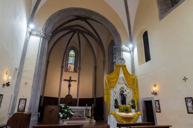 Roccamonfina, Campania 'da. Madonna dei Lattani 'nin mabedi. Monte dei Lattani 'de, deniz seviyesinden 850 metre yüksekte, Roccamonfina' nın geniş volkanik alanındaki birçok kraterden biridir..