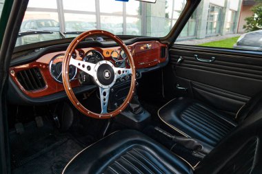 TR4 (Triumph Roadster 4), Triumph tarafından 1961-1965 yılları arasında üretilen yolcu otomobili. TR4 motoru ön tarafa yerleştirmişti. Çekiş onun yerine gerideydi..