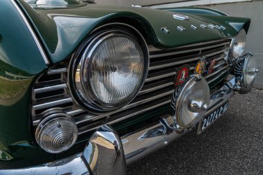 TR4 (Triumph Roadster 4), Triumph tarafından 1961-1965 yılları arasında üretilen yolcu otomobili. TR4 motoru ön tarafa yerleştirmişti. Çekiş onun yerine gerideydi..