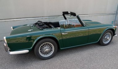 TR4 (Triumph Roadster 4), Triumph tarafından 1961-1965 yılları arasında üretilen yolcu otomobili. TR4 motoru ön tarafa yerleştirmişti. Çekiş onun yerine gerideydi..