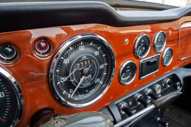 TR4 (Triumph Roadster 4), Triumph tarafından 1961-1965 yılları arasında üretilen yolcu otomobili. TR4 motoru ön tarafa yerleştirmişti. Çekiş onun yerine gerideydi..