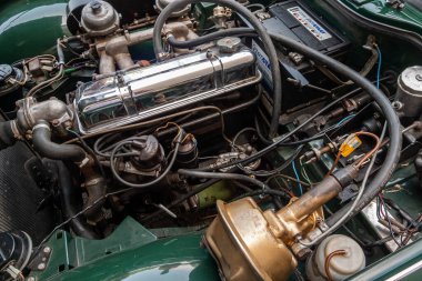 TR4 (Triumph Roadster 4), Triumph tarafından 1961-1965 yılları arasında üretilen yolcu otomobili. TR4 motoru ön tarafa yerleştirmişti. Çekiş onun yerine gerideydi..